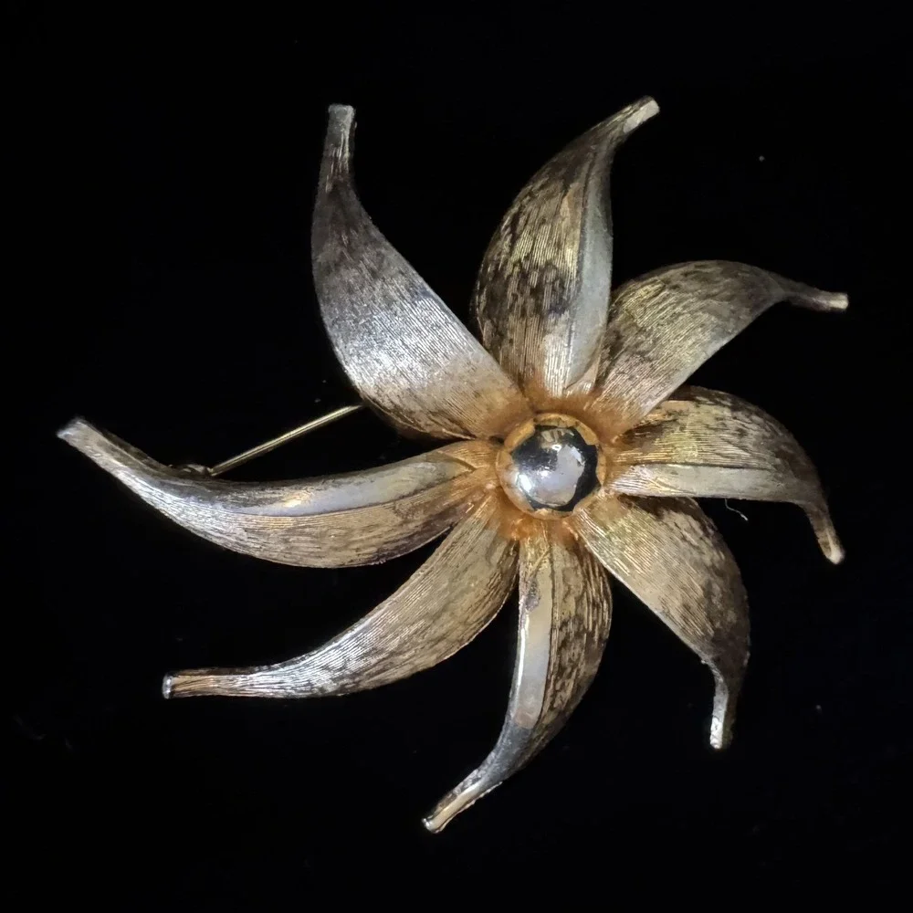Vintage Gold Tone Textured Petal Flower Pinwheel Brooch Statement Pin 2.75